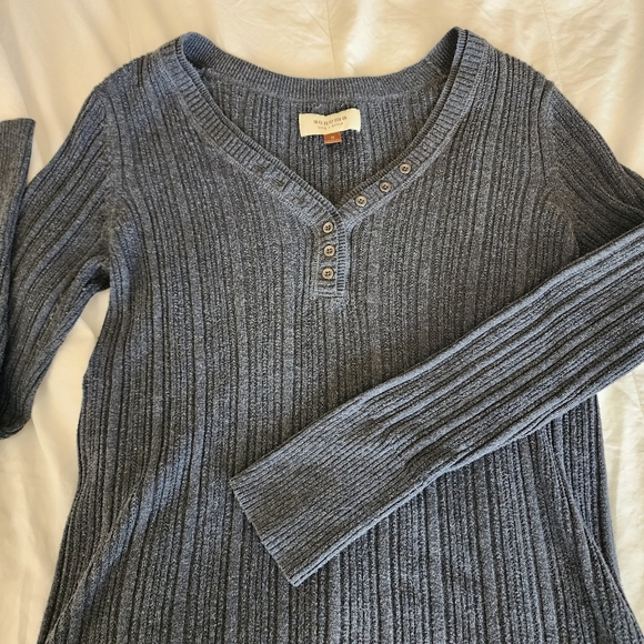Sonoma knit sweater. Size Medium. Long-sleeved v-neck. - Picture 12 of 12